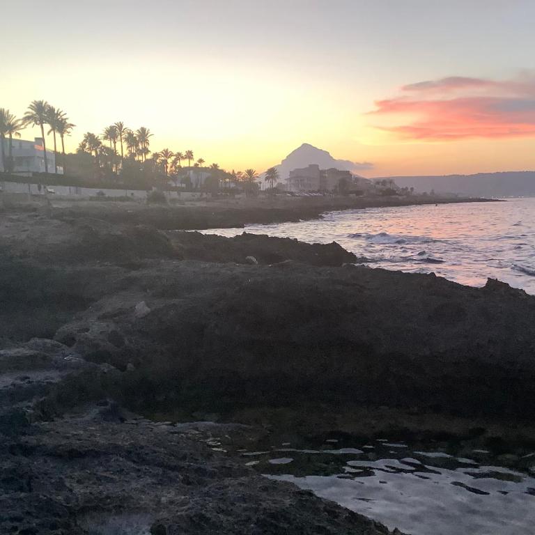 ACOGEDOR Y PRECIOSO ÁTICO EN JAVEA Primera línea playa - Apartamento de 2 dormitorios - 48