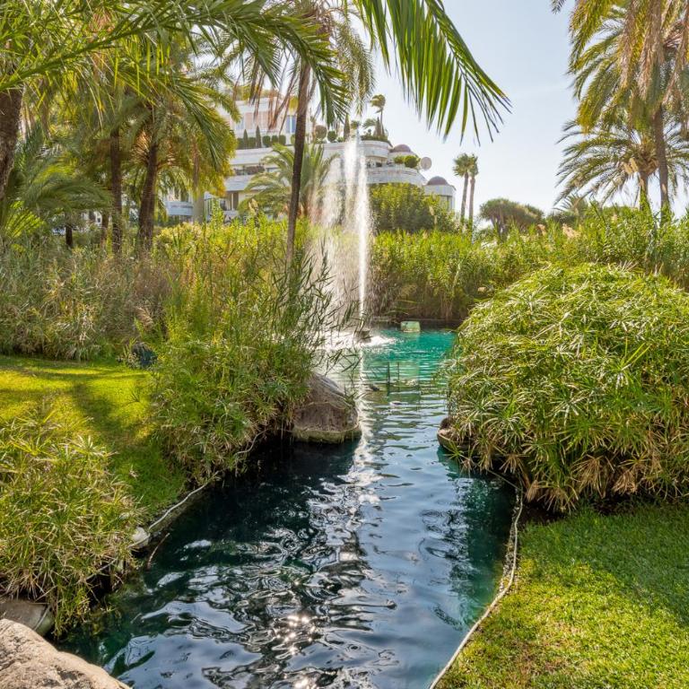 Beachside Luxury Apartment in Puerto Banus - Club Playas del Duque - Apartamento con balcón y vistas a la piscina - 16