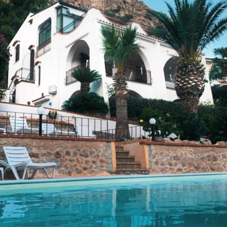 Villa del Golfo Urio with swimming pool shared by the two apartments it is essential to have a car - Villa mit Poolblick - 1