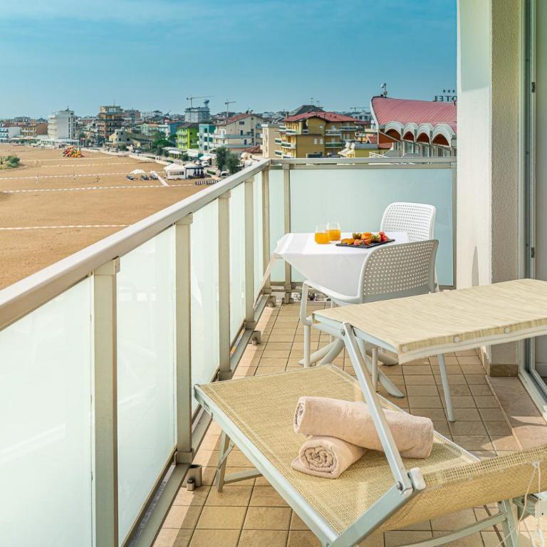 Hotel Karinzia - Prestige Double or Twin Room with Balcony and Sea View - 3