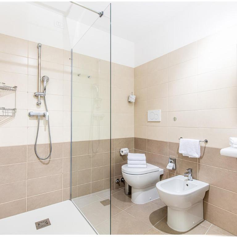Hotel Karinzia - Prestige Double or Twin Room with Balcony and Sea View - 7