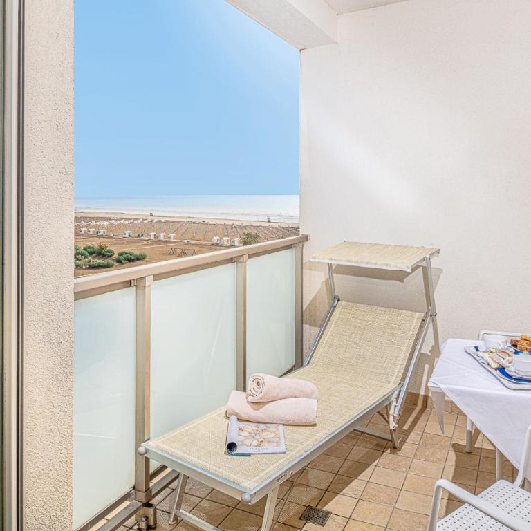 Hotel Karinzia - Camera Deluxe Matrimoniale/Doppia con Letti Singoli con Balcone e Vista Mare Parziale - 4
