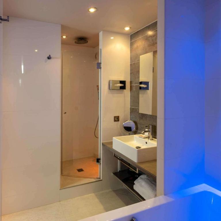 Best Western Plus Le Lavarin Avignon - Petite Chambre Triple avec Lit Queen-Size - 5