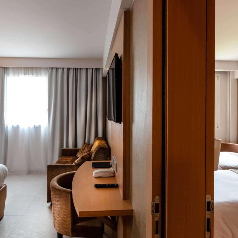 Best Western Plus Le Lavarin Avignon - Connecting Family Room - Non-Smoking - 3