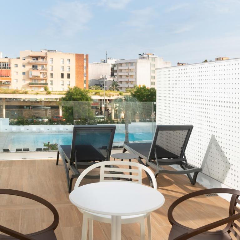 L'Azure Hotel 4* Sup - Habitación Familiar con vistas a la piscina (2 adultos + 2 niños) - 1