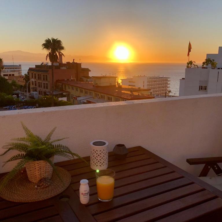 El Cortijuelo. Magnificent triplex terraced house with rooftop of 18m2, overlooking the sea. Parking - Vacation Home - 1