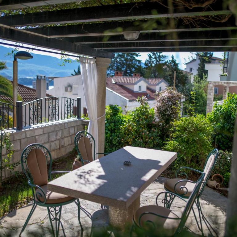 Villa Danigo - Apartment with Garden View - 1