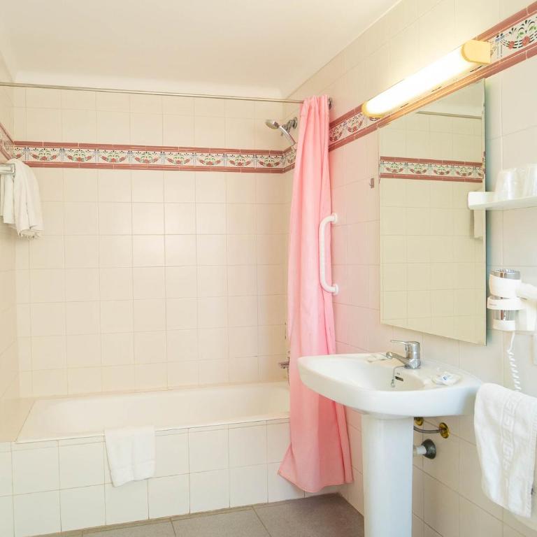 Hotel S'Agoita - Habitación Cuádruple con balcón - 1