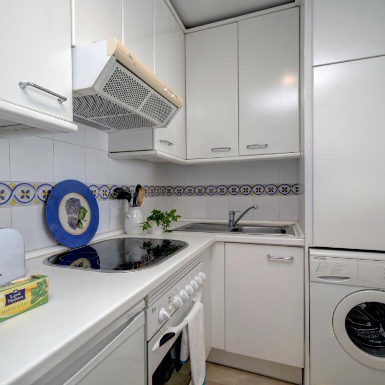 Beachfront Apartment - Pool - 2min to Beach - Free Parking & Fast WiFi - Apartamento de 1 dormitorio - 12