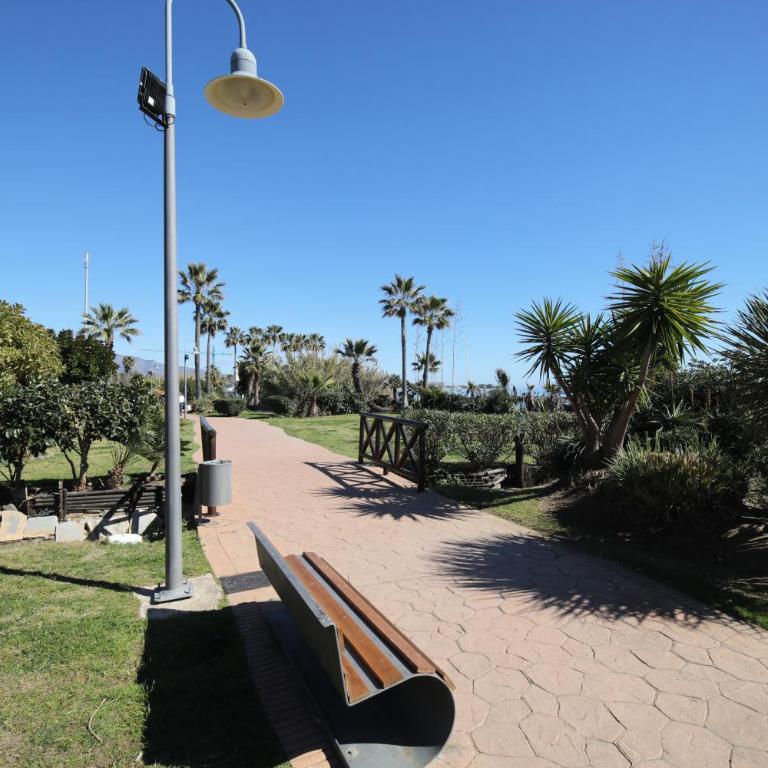Beachfront Apartment - Pool - 2min to Beach - Free Parking & Fast WiFi - Apartamento de 1 dormitorio - 24