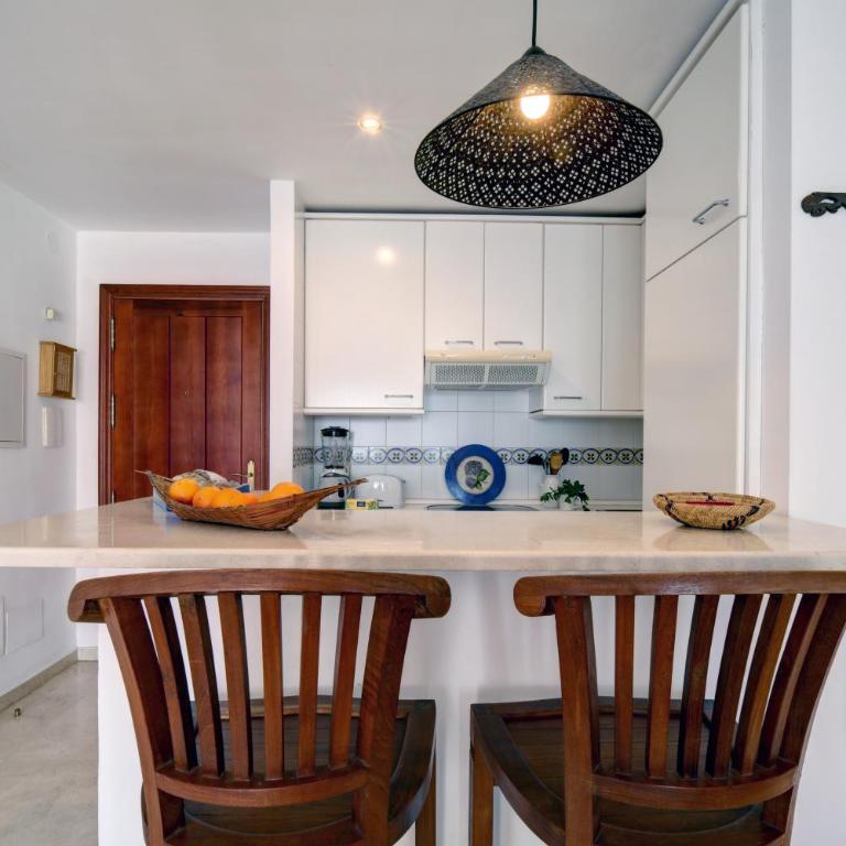 Beachfront Apartment - Pool - 2min to Beach - Free Parking & Fast WiFi - Apartamento de 1 dormitorio - 13