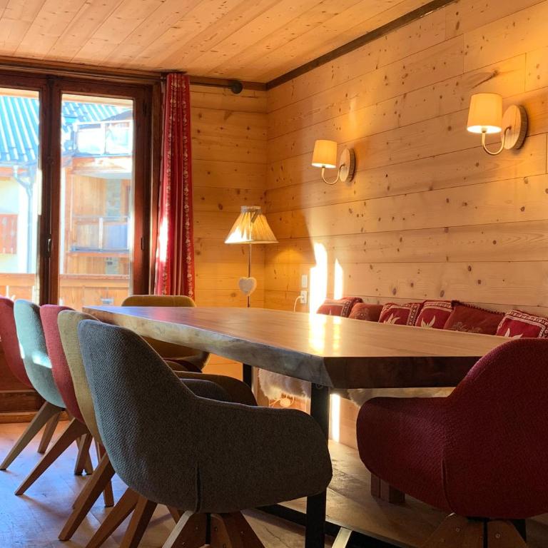 Chalet Alpe d'Huez 1850-Sea and Mountain Pleasure Avec 2 appartements- 1 Appartement 3 Chambres 8 Couchages - 3 Salles d'eau et 1 Appartement 5 Chambres 12 Couchages 5 Salles d'eau - Jacuzzi et Sauna -Pieds des Pistes et Centre - Appartement avec Balcon - 34