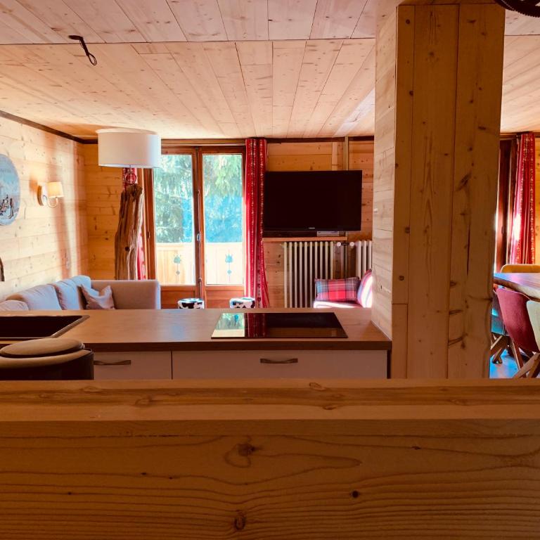 Chalet Alpe d'Huez 1850-Sea and Mountain Pleasure Avec 2 appartements- 1 Appartement 3 Chambres 8 Couchages - 3 Salles d'eau et 1 Appartement 5 Chambres 12 Couchages 5 Salles d'eau - Jacuzzi et Sauna -Pieds des Pistes et Centre - Appartement avec Balcon - 31