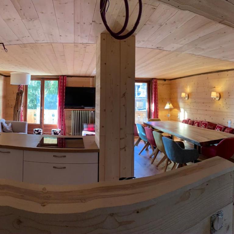 Chalet Alpe d'Huez 1850-Sea and Mountain Pleasure Avec 2 appartements- 1 Appartement 3 Chambres 8 Couchages - 3 Salles d'eau et 1 Appartement 5 Chambres 12 Couchages 5 Salles d'eau - Jacuzzi et Sauna -Pieds des Pistes et Centre - Appartement avec Balcon - 30