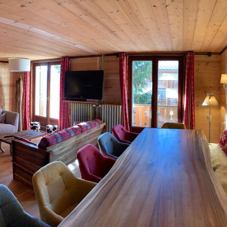 Chalet Alpe d'Huez 1850-Sea and Mountain Pleasure Avec 2 appartements- 1 Appartement 3 Chambres 8 Couchages - 3 Salles d'eau et 1 Appartement 5 Chambres 12 Couchages 5 Salles d'eau - Jacuzzi et Sauna -Pieds des Pistes et Centre - Appartement avec Balcon - 28