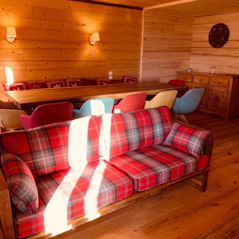 Chalet Alpe d'Huez 1850-Sea and Mountain Pleasure Avec 2 appartements- 1 Appartement 3 Chambres 8 Couchages - 3 Salles d'eau et 1 Appartement 5 Chambres 12 Couchages 5 Salles d'eau - Jacuzzi et Sauna -Pieds des Pistes et Centre - Appartement avec Balcon - 25