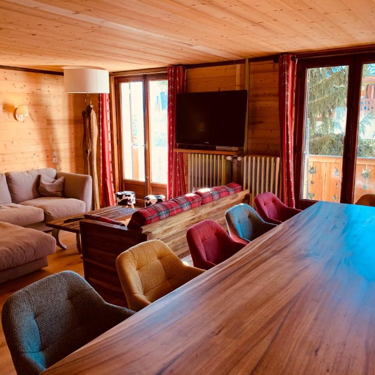 Chalet Alpe d'Huez 1850-Sea and Mountain Pleasure Avec 2 appartements- 1 Appartement 3 Chambres 8 Couchages - 3 Salles d'eau et 1 Appartement 5 Chambres 12 Couchages 5 Salles d'eau - Jacuzzi et Sauna -Pieds des Pistes et Centre - Appartement avec Balcon - 23