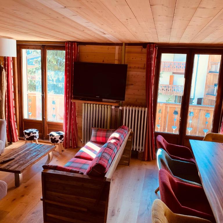 Chalet Alpe d'Huez 1850-Sea and Mountain Pleasure Avec 2 appartements- 1 Appartement 3 Chambres 8 Couchages - 3 Salles d'eau et 1 Appartement 5 Chambres 12 Couchages 5 Salles d'eau - Jacuzzi et Sauna -Pieds des Pistes et Centre - Appartement avec Balcon - 19