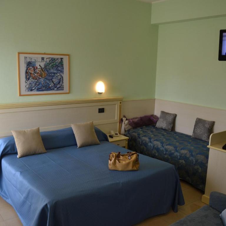 Hotel Zeus - Camera Familiare con Vasca - 3