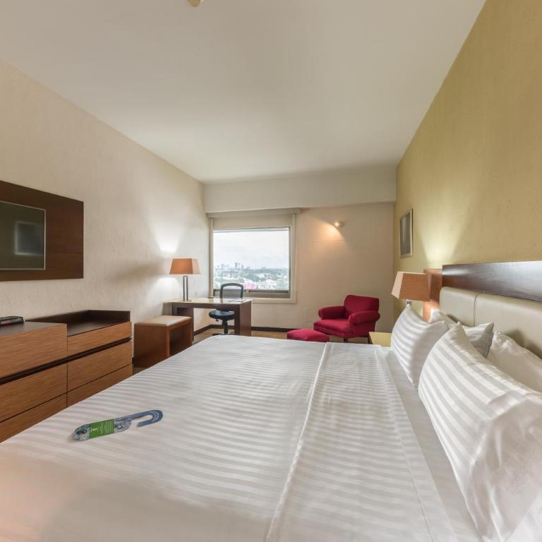 Holiday Inn Guadalajara Select by IHG - Habitación Estándar con bañera con ducha - 1 cama extragrande - 2