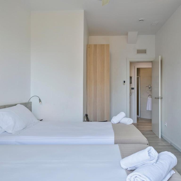 Stay Together Barcelona Apartments - Three-Bedroom Apartment - 15