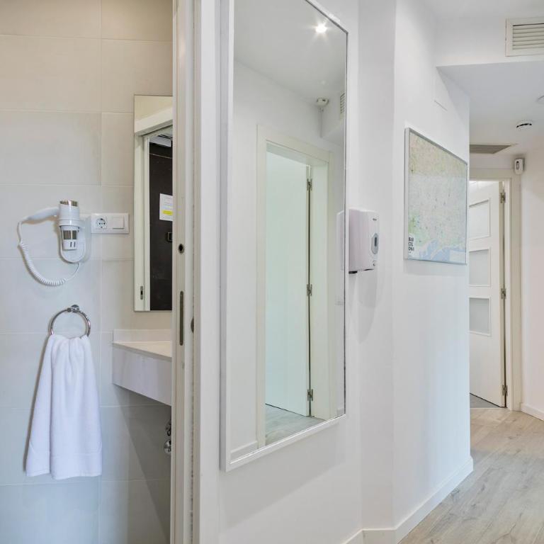 Stay Together Barcelona Apartments - Three-Bedroom Apartment - 16