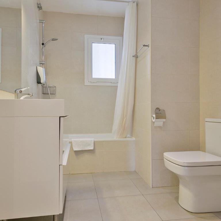Stay Together Barcelona Apartments - Four-Bedroom Apartment - 10