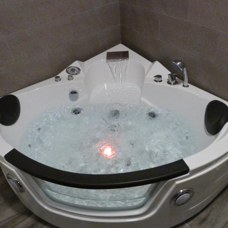 Intimo y Acogedor "algunos" con Bañera Hidromasaje - Studio with Spa Bath - 2