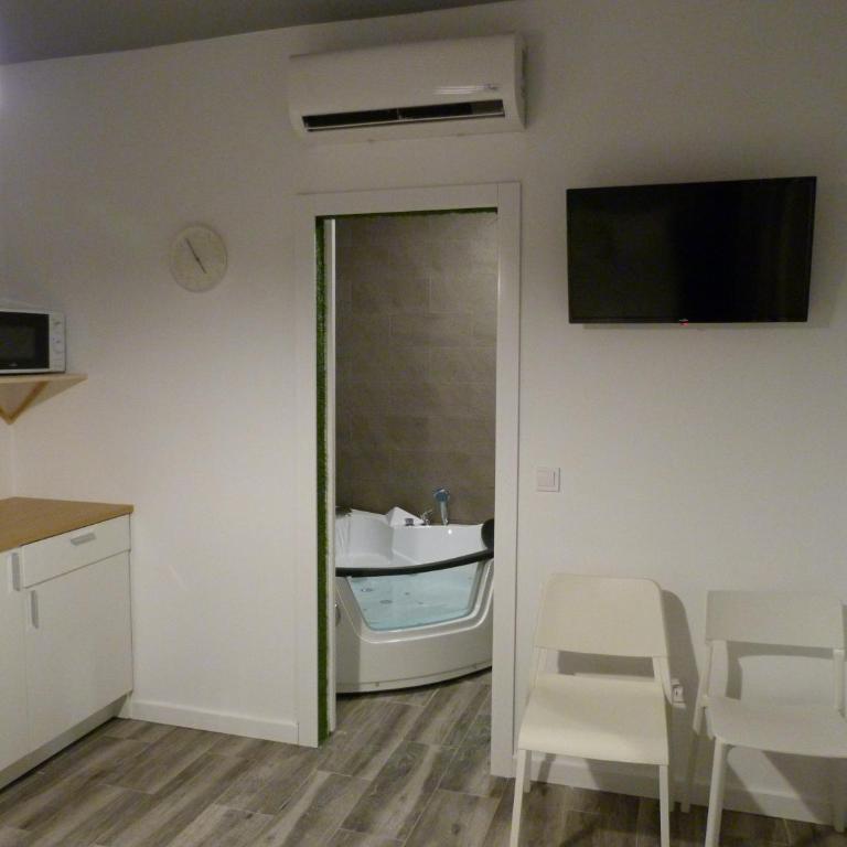 Intimo y Acogedor "algunos" con Bañera Hidromasaje - Studio with Spa Bath - 13