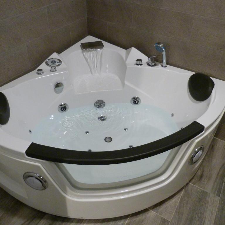 Intimo y Acogedor "algunos" con Bañera Hidromasaje - Studio with Spa Bath - 23