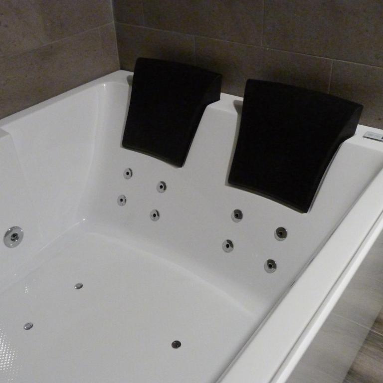 Intimo y Acogedor "algunos" con Bañera Hidromasaje - Studio with Spa Bath - 17