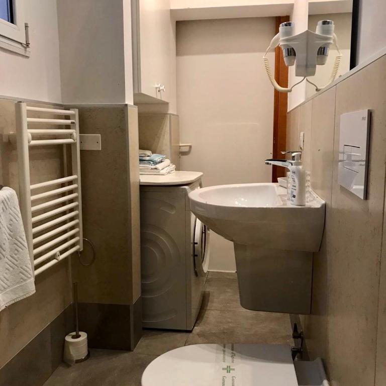 Interno 3 - Camera Quadrupla con Bagno Privato - 16