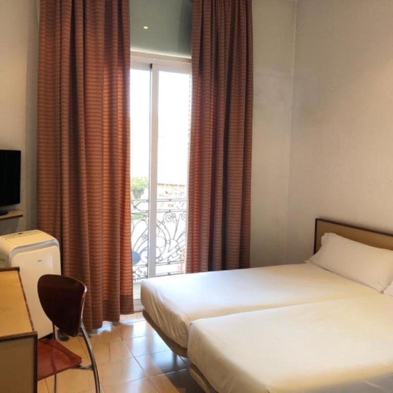 Hotel Monegal - Double Room with Balcony and views to Catalunya Square - 5