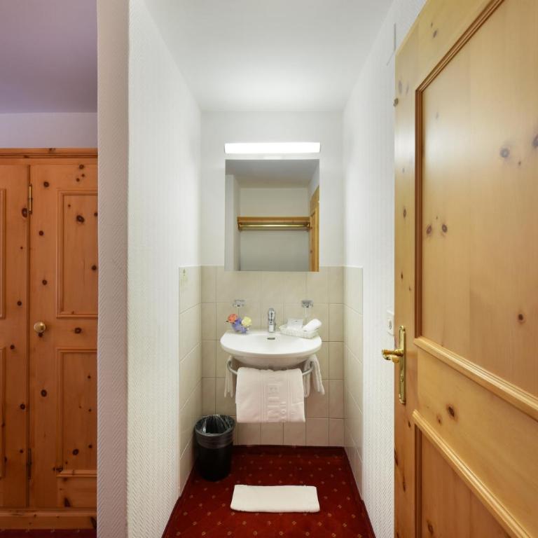 Hotel Steinbock Pontresina - Economy Single Room with Shared Bathroom - 5