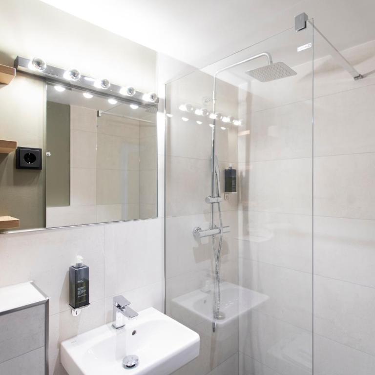 Munich Rooms Hotel - Standard Einzelzimmer mit eigenem Bad - 17