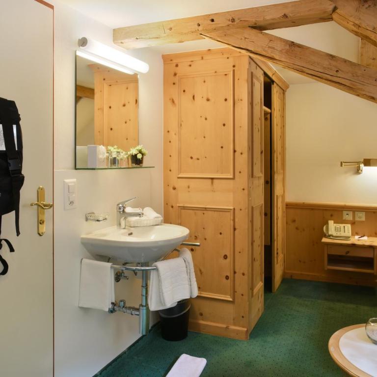 Hotel Steinbock Pontresina - Chambre Double Économique avec Salle de Bains Commune - 7