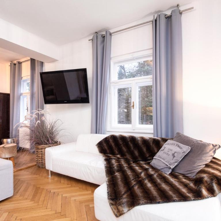 Family Wellhouse Green Garden direct in Salzburg, sunny big garden, up to 16 pax, bikes for free, BBQ, sunbeds, parking for free, 15 min sound of music - Villa - 24