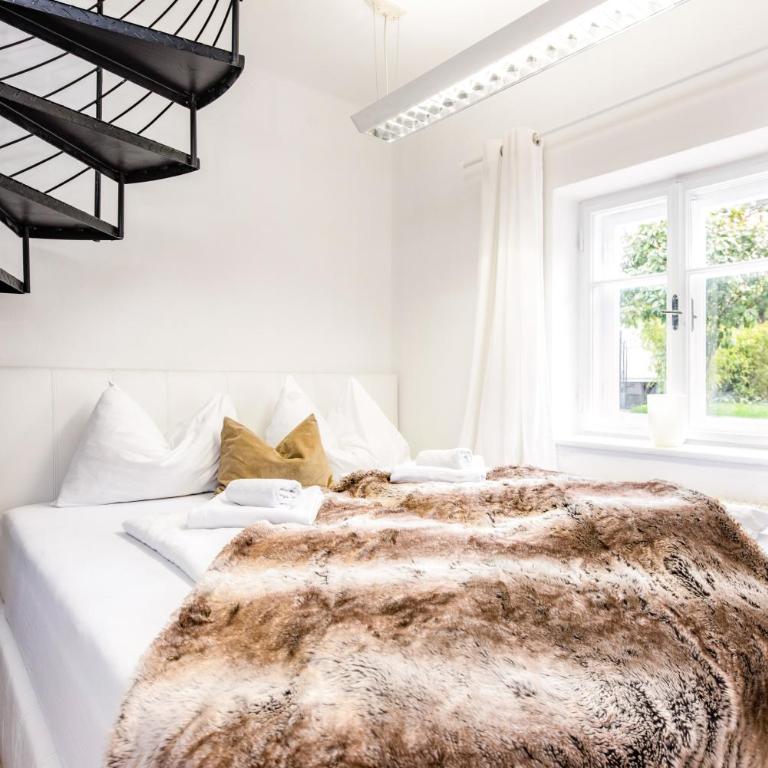 Family Wellhouse Green Garden direct in Salzburg, sunny big garden, up to 16 pax, bikes for free, BBQ, sunbeds, parking for free, 15 min sound of music - Villa - 39