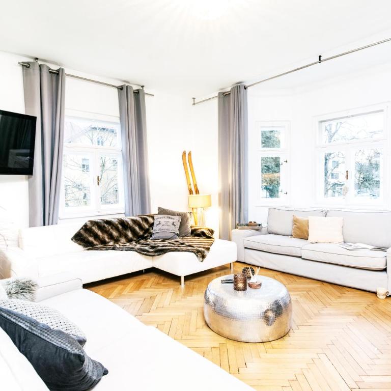 Family Wellhouse Green Garden direct in Salzburg, sunny big garden, up to 16 pax, bikes for free, BBQ, sunbeds, parking for free, 15 min sound of music - Villa - 4