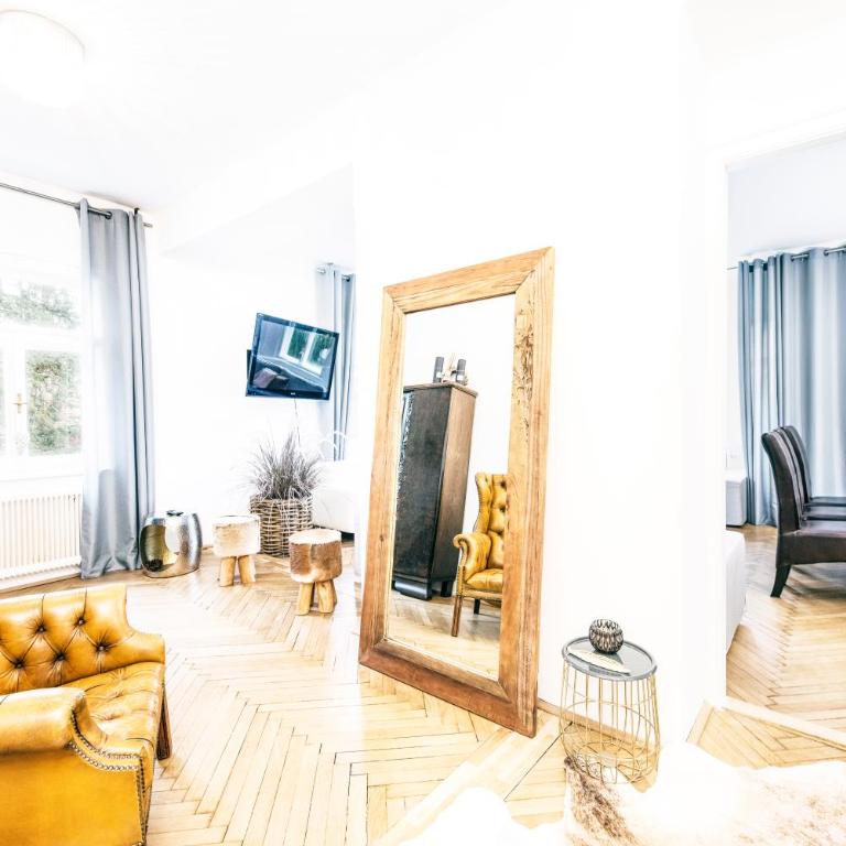 Family Wellhouse Green Garden direct in Salzburg, sunny big garden, up to 16 pax, bikes for free, BBQ, sunbeds, parking for free, 15 min sound of music - Villa - 6