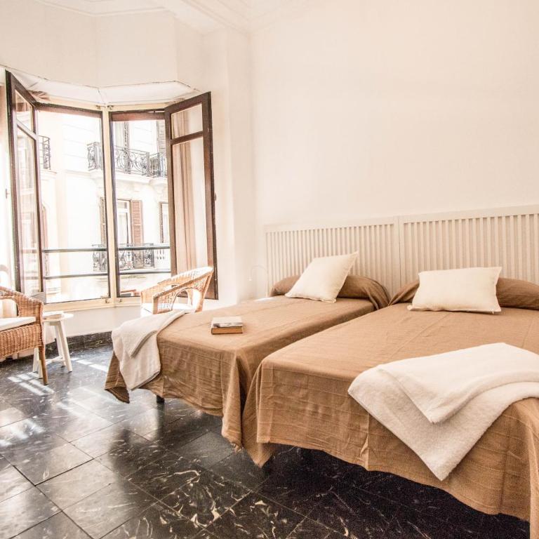 Rotaret - Twin Room with Two beds and Shared Bathroom - 1