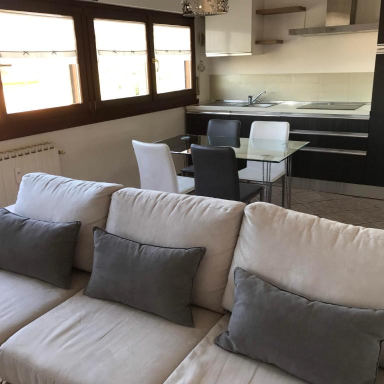 AL NUMERO 13 - zona clinica Pederzoli - Appartamento con 2 Camere da Letto - 4
