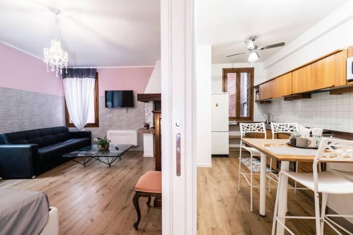 Loggia Rialto Apartments - Two-Bedroom Apartment - 18
