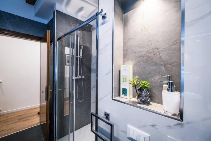 Loggia Rialto Apartments - Two-Bedroom Apartment - 23