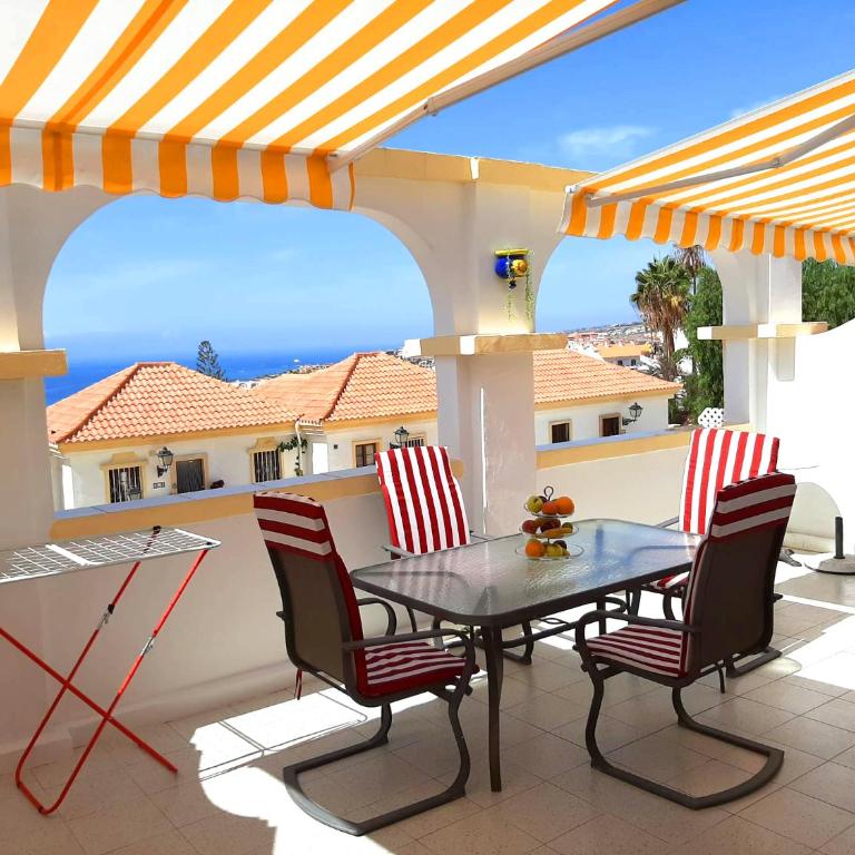 Stylish design w ocean & pool view, King size bed, Wifi,2 Smart Tv, street parking, 2 pools access - Apartamento de 1 dormitorio - 19