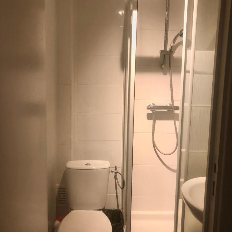 Art Beaubourg - Lit dans Dortoir pour Hommes - 1