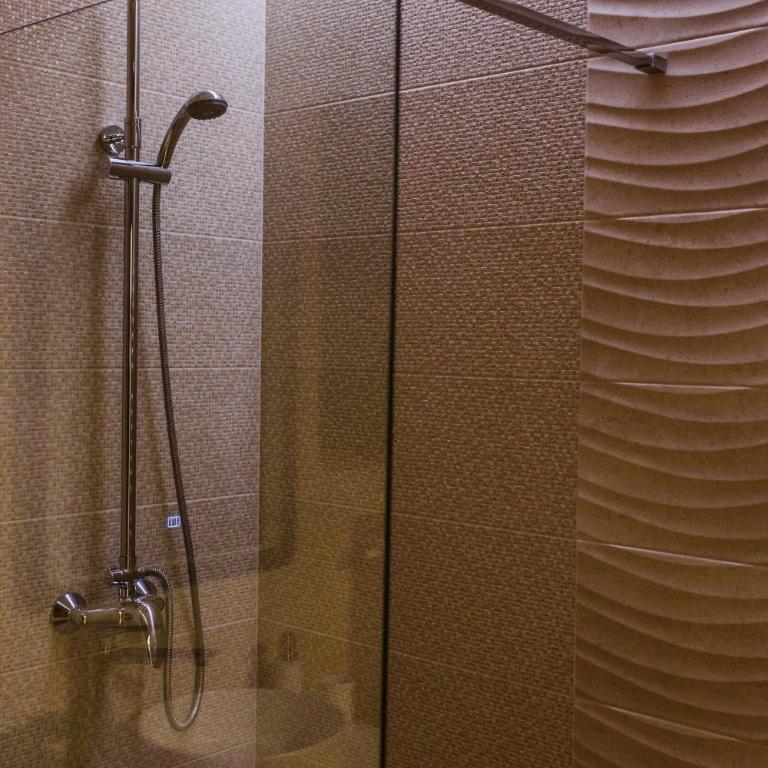 Vively Lux Apartment - Central & Spacious with Balcony and free WiFi - Two-Bedroom Apartment - 17