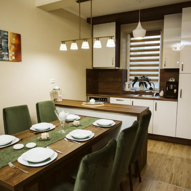 Vively Lux Apartment - Central & Spacious with Balcony and free WiFi - Two-Bedroom Apartment - 8