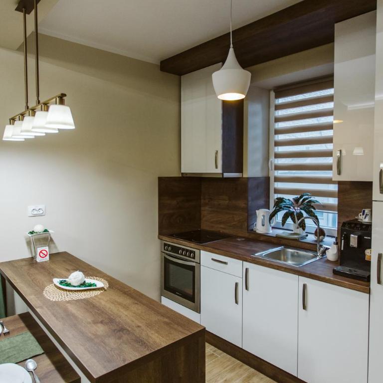 Vively Lux Apartment - Central & Spacious with Balcony and free WiFi - Two-Bedroom Apartment - 11