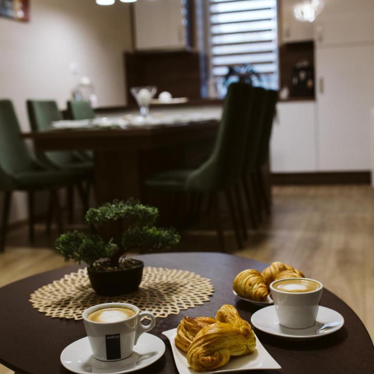 Vively Lux Apartment - Central & Spacious with Balcony and free WiFi - Two-Bedroom Apartment - 2